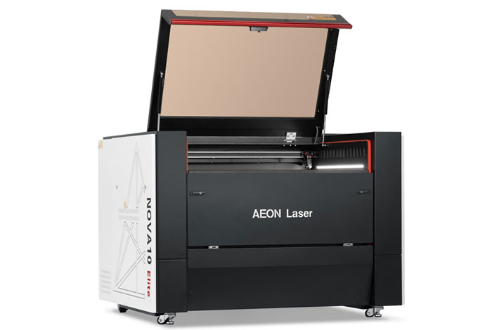 Aeon Nova10 S 灭火宝贝成人版在线观看  Professional CO2 Laser Cutter and Engraver three-quarter view with lid open
