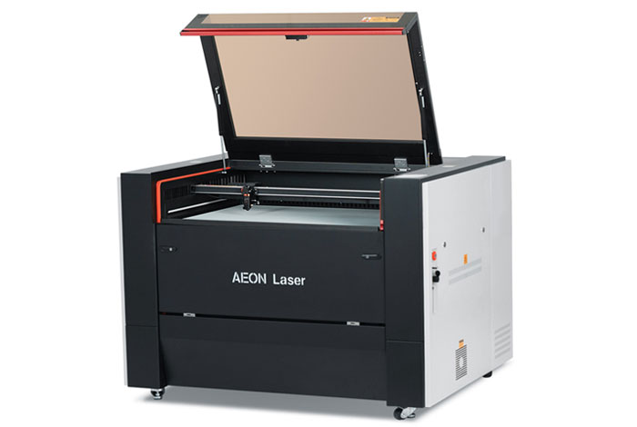 Aeon Nova10 S 灭火宝贝成人版在线观看  Professional CO2 Laser Cutter and Engraver three-quarter view with lid open