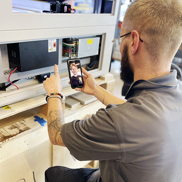 姥姥性视频 staff on a video call